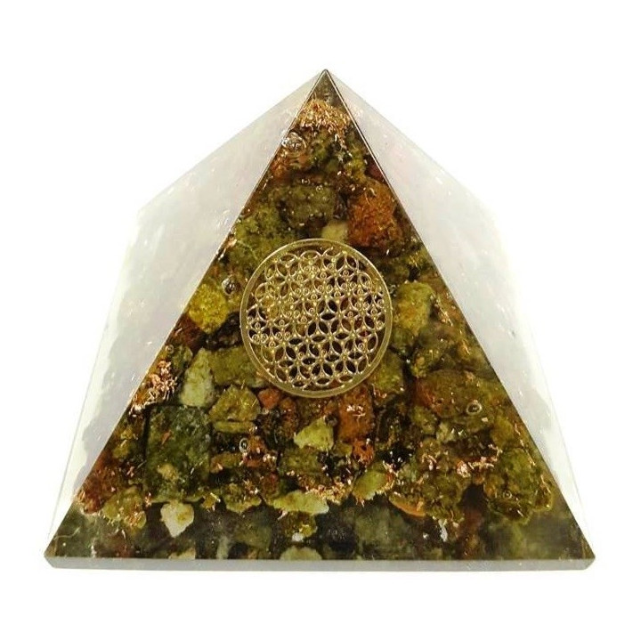 pyramide orgonite épidote – 7 x 7