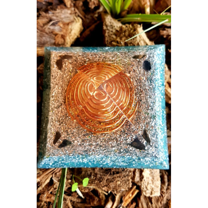 Pirâmide Orgonite com Turmalina Negra - M