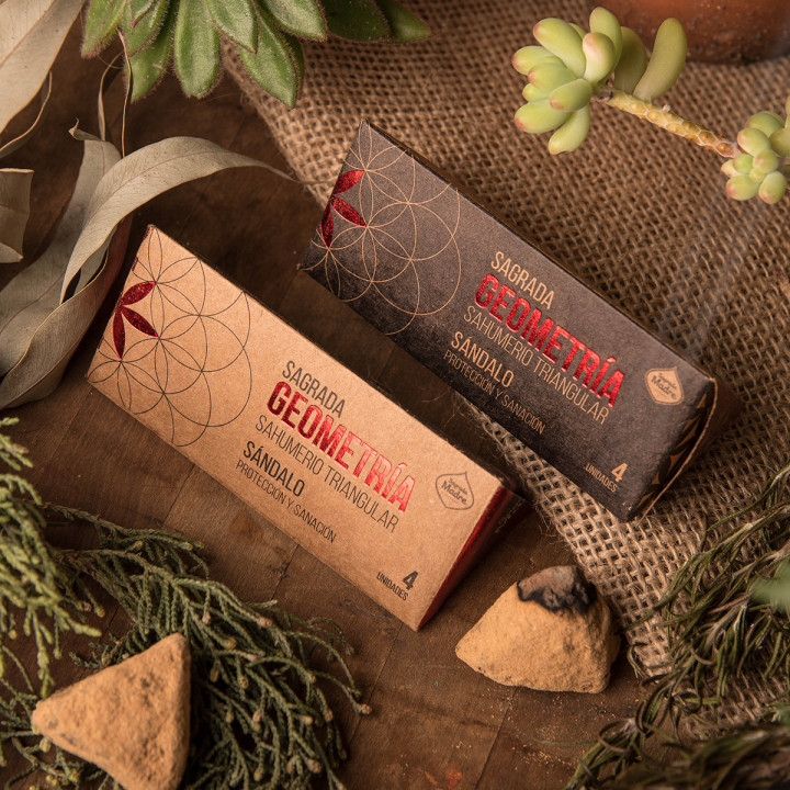 Dreieckiger Räucherstäbchenhalter heilige Mutter aus Sandelholz